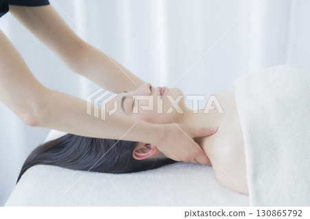 年輕女性、美容院、美容、 年輕女性、美容院、美容、 130865792