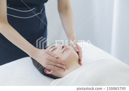 年輕女性、美容院、美容、 年輕女性、美容院、美容、 130865795