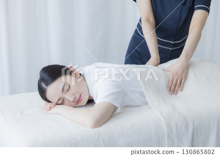 一個女人接受住宿 130865802