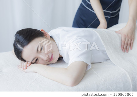 一個女人接受住宿 一個女人接受住宿 130865805