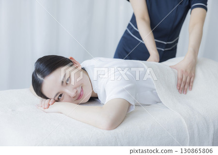 A woman receiving accommodation 130865806
