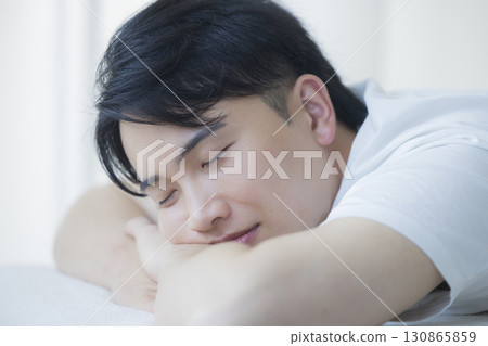 接受脊椎矯正治療的男子 130865859