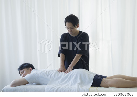 接受脊椎矯正治療的男子 130865863