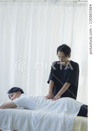 接受脊椎矯正治療的男子 130865864
