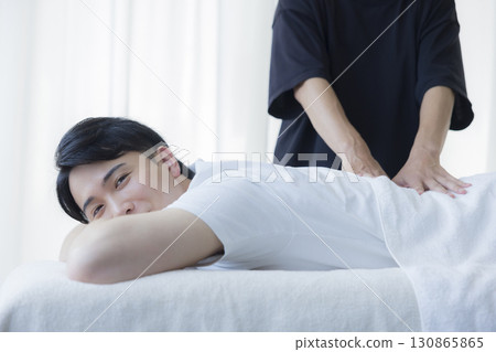 接受脊椎矯正治療的男子 接受脊椎矯正治療的男子 130865865