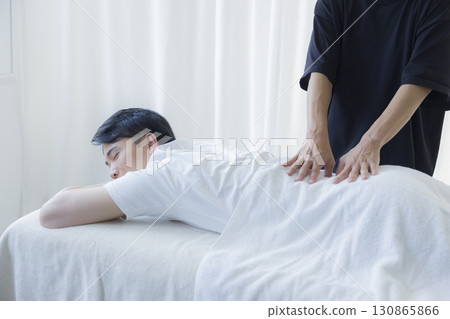 接受脊椎矯正治療的男子 130865866