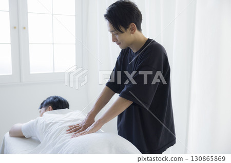 接受脊椎矯正治療的男子 接受脊椎矯正治療的男子 130865869