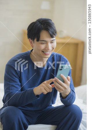 看他的智能手機的一個年輕人 130865943