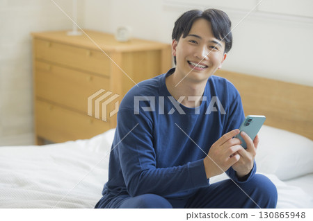 看他的智能手機的一個年輕人 130865948