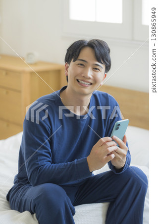 看他的智能手機的一個年輕人 看他的智能手機的一個年輕人 130865949