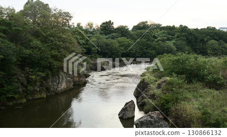 從群馬縣桐生市赤石橋眺望渡良瀨川 從群馬縣桐生市赤石橋眺望渡良瀨川 130866132