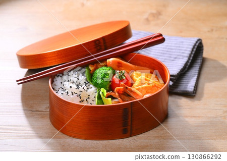 色彩繽紛的便當圖片。豬肉生煎、維也納香腸、玉子燒（蛋捲）、胡蘿蔔絲和青花菜。 130866292