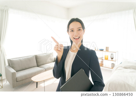 一位身穿西裝的女士正在參觀樣品房 一位身穿西裝的女士正在參觀樣品房 130866450