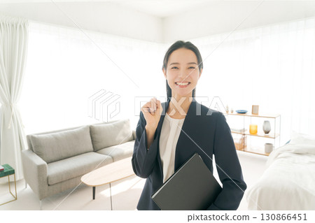 一位身穿西裝的女士正在參觀樣品房 130866451