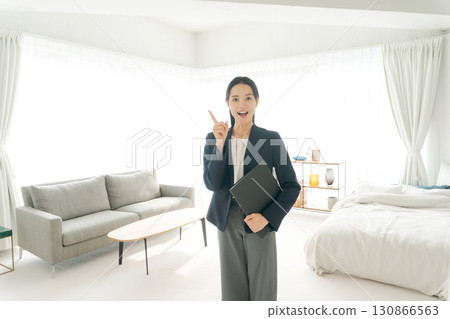 一位身穿西裝的女士正在參觀樣品房 一位身穿西裝的女士正在參觀樣品房 130866563