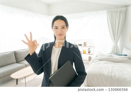 一位身穿西裝的女士正在參觀樣品房 130866566