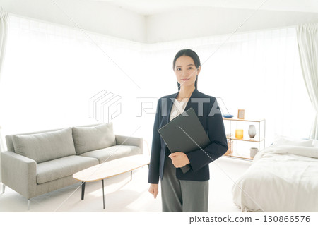 一位身穿西裝的女士正在參觀樣品房 一位身穿西裝的女士正在參觀樣品房 130866576