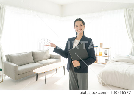 一位身穿西裝的女士正在參觀樣品房 一位身穿西裝的女士正在參觀樣品房 130866577