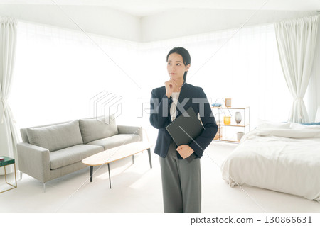 一位表情苦惱的房地產女性 一位表情苦惱的房地產女性 130866631