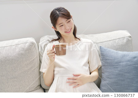 孕婦在家喝脫咖啡因咖啡 130866737