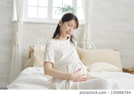 Pregnant woman with stomachache 130866764