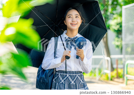 拿著陽傘的高中女生 130866940