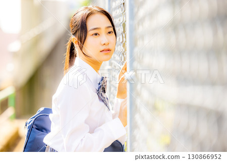 穿校服的學校女孩在學校大廈前面 130866952