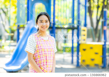 幼兒園老師在公園玩耍 130866962