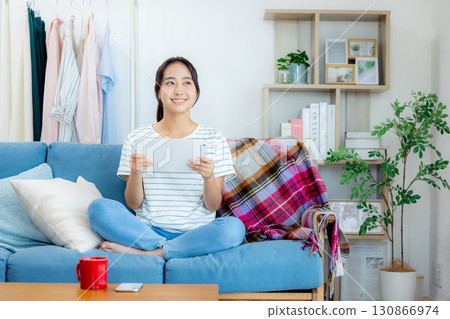 放鬆在沙發的一個少婦 130866974