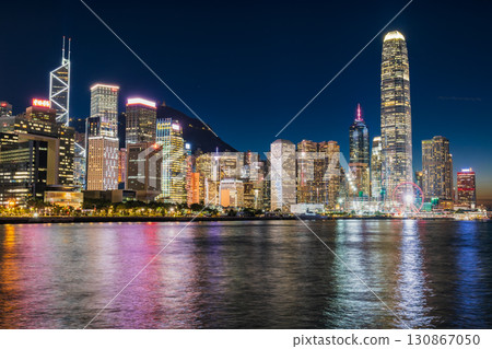 香港維多利亞港的夜景(香港島一側) 香港維多利亞港的夜景(香港島一側) 130867050