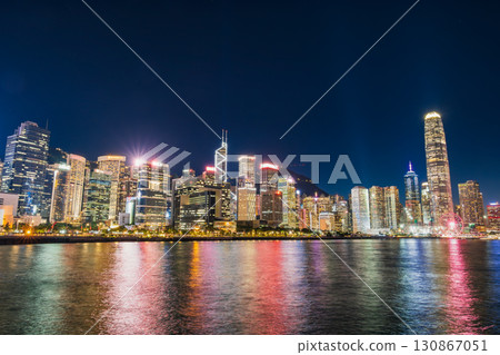 香港維多利亞港的夜景(香港島一側) 香港維多利亞港的夜景(香港島一側) 130867051