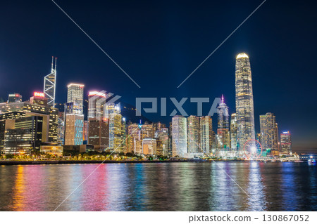 香港維多利亞港的夜景（香港島一側） 130867052