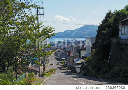 小樽：藥師神社的斜坡，可眺望港口 130867080