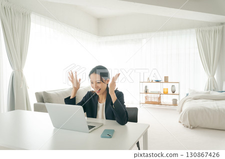 一位穿著西裝、表情驚訝的女士 一位穿著西裝、表情驚訝的女士 130867426
