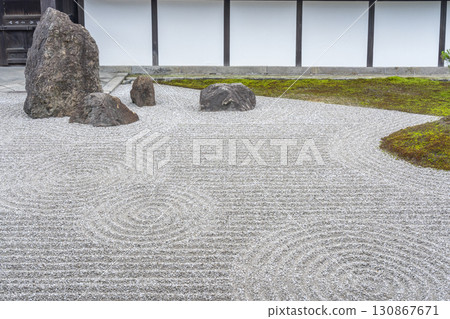 Tofukuji Temple Main Garden South Garden Moss and Shirakawa sand partition 130867671