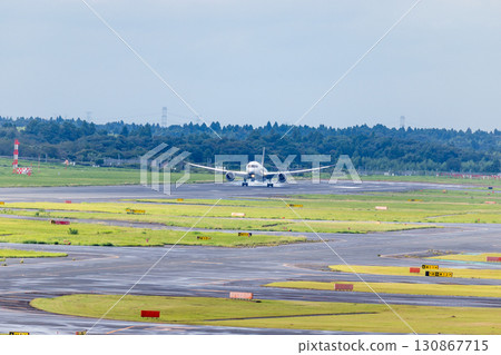 飛機降落在成田機場 飛機降落在成田機場 130867715