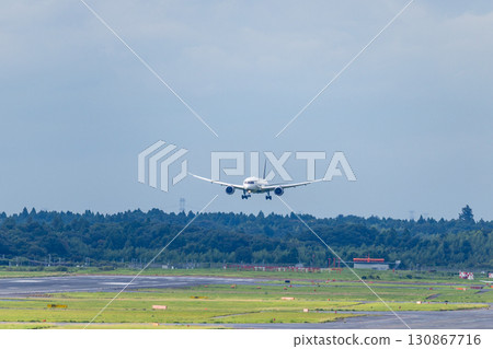 飛機降落在成田機場 飛機降落在成田機場 130867716