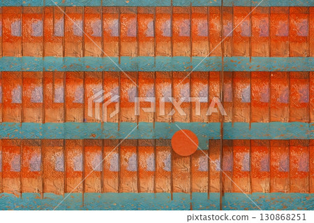 木格子窗與藍天的美麗對比日本建築背景材料 130868251