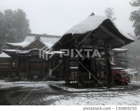 Dewa Sanzan Shrine is beautiful in the snow 130869250