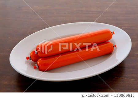 餐桌背景的魚香腸 130869615