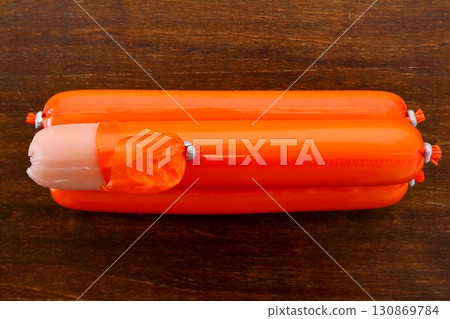 從正上方看桌子背景的魚香腸 從正上方看桌子背景的魚香腸 130869784