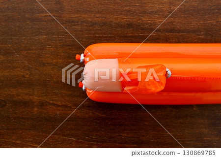 從正上方看桌子背景的魚香腸 130869785