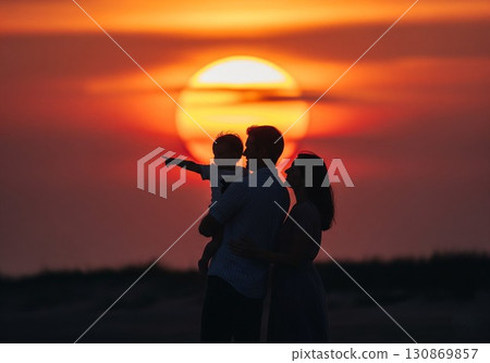 (人工智慧生成的)家庭圖像:夕陽西下,父母與孩子站在一起的剪影 (人工智慧生成的)家庭圖像:夕陽西下,父母與孩子站在一起的剪影 130869857