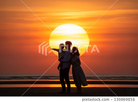 （人工智慧生成的）家庭圖像：夕陽西下，父母與孩子站在一起的剪影 130869858