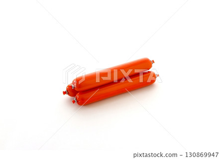 白色背景上的魚香腸 130869947