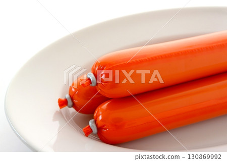 白色背景上的魚香腸 130869992