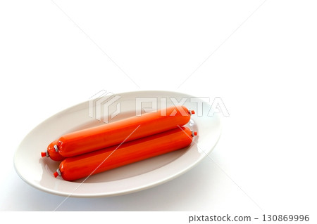 白色背景上的魚香腸 130869996