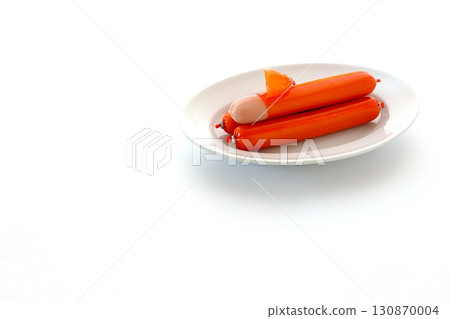 白色背景上的魚香腸 白色背景上的魚香腸 130870004