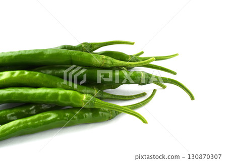 青辣椒(白色背景,有影印空間) 青辣椒(白色背景,有影印空間) 130870307