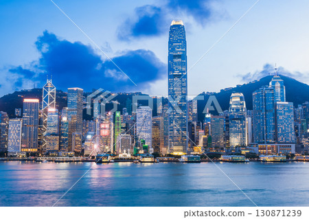 黃昏時的香港維多利亞港(香港島一側) 黃昏時的香港維多利亞港(香港島一側) 130871239